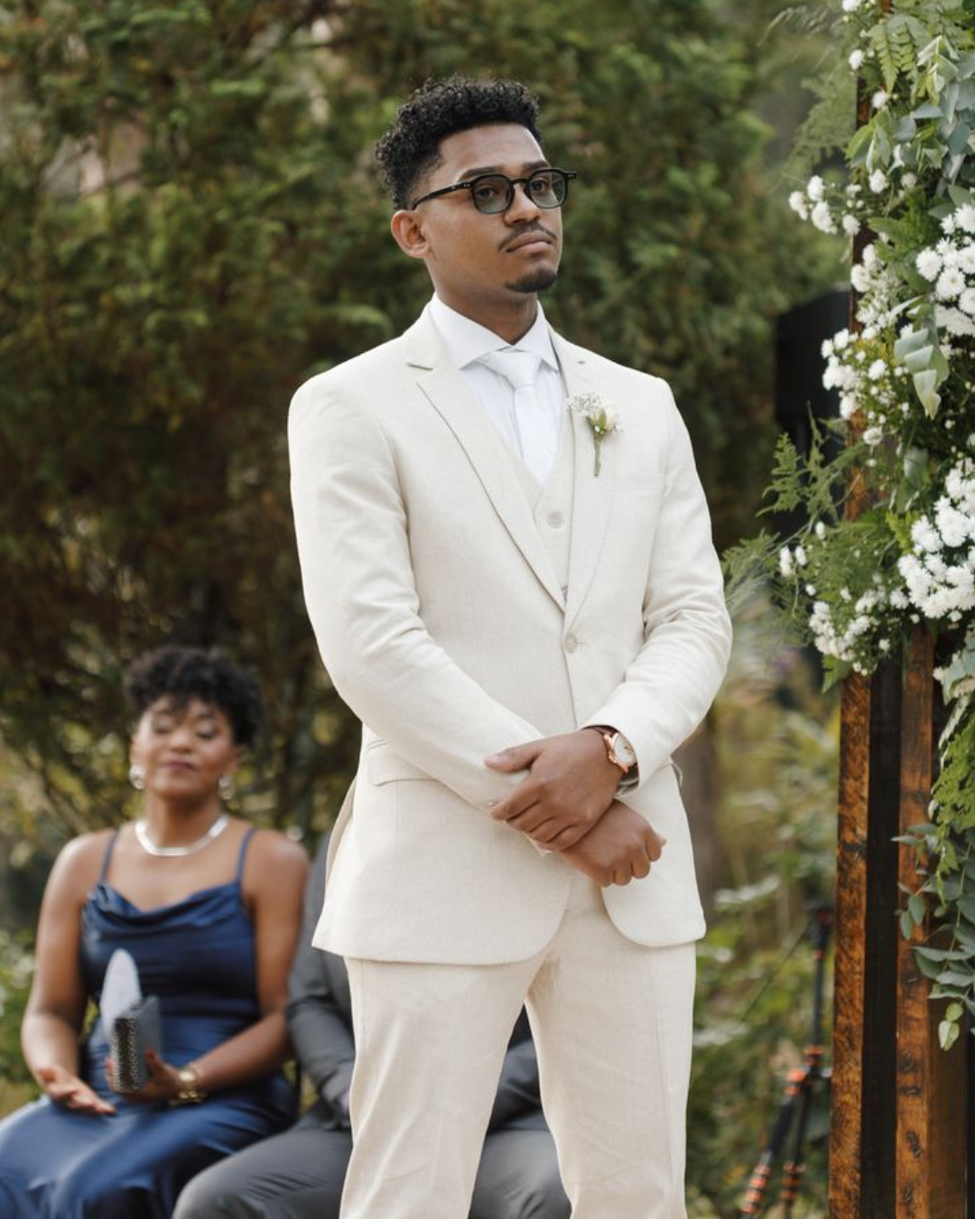 Terno bege claro em casamento ao ar livre
